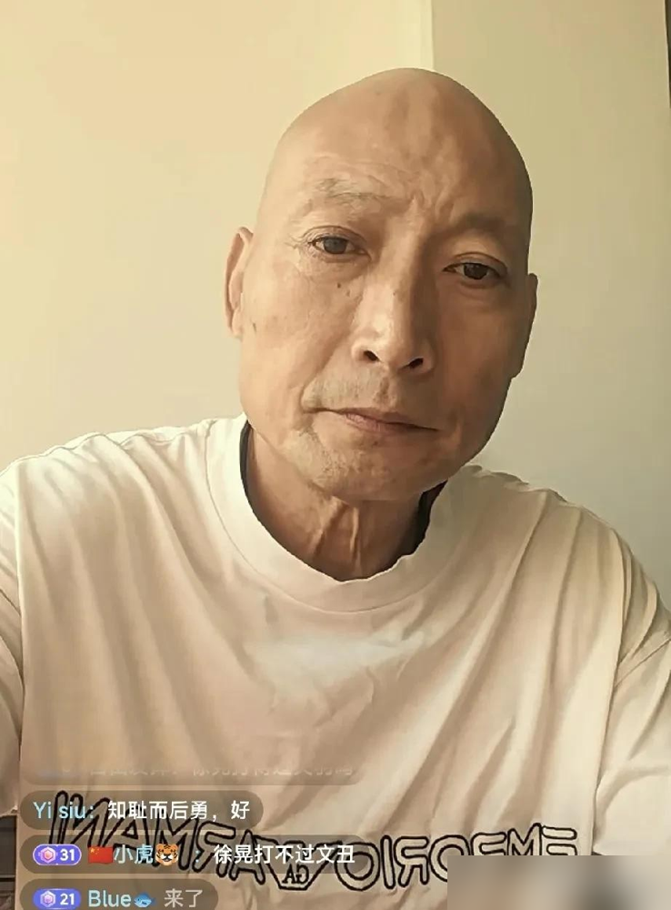于荣光拍关羽，文戏都上替身了，最后靠剪辑拼出来一个人。
你敢信？当年他可是跟李连杰对打不用替身的主儿。95年拍《给爸爸的信》，俩人真刀真枪过了七招，于荣光自己都说，李连杰那手快得跟闪电似的，跟不上。
京剧武生出身，11岁进团翻跟头，底子是实打实的。
结果到了《新三国》，远景替身，动作替身，连坐