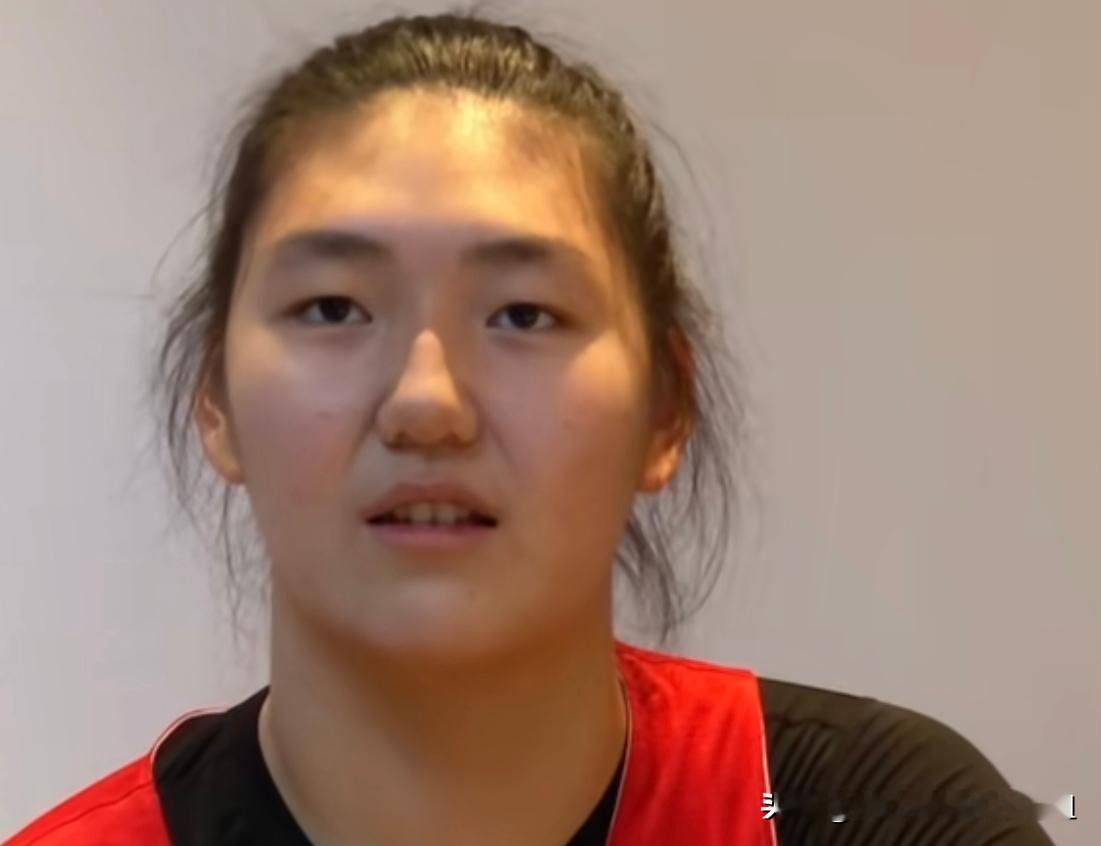 大白话！张子宇谈李月汝缺席女篮世界杯:
 
“毫无疑问，这不是月汝姐的错，她是整个事件的受害者，她跟大家一样，都非常渴望代表中国队出战！”
 
“可以说，月汝姐个人能力非常强，内线技术和移动脚步十分出色，她的缺席，是整个中国女篮的重大损失，对于我而言，也错过了一次宝贵的学习机会！”
 
年仅18岁的