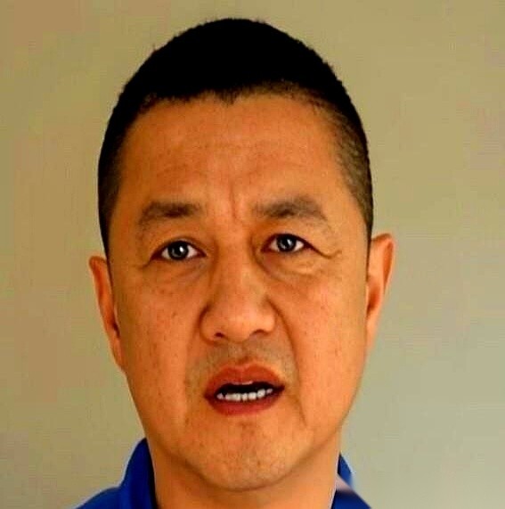 李亚鹏在直播间苦笑：又被亲闺女拉黑了。
这月第四回。
起因特卑微——他转了篇“秋季养生”，追问了句“吃饭没，多穿点”。
迎接他的，是一个鲜红的感叹号。
几万人盯着呢，这个老父亲把头低下了。他自己也砸吧出味儿来了：原来那句脱口而出的“我是为你好”，里头藏着的全是私心。
他就是想要个回音，想证明自己被需