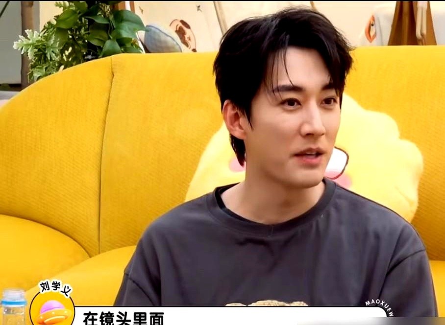 唯一一场吻戏，谭松韵跟刘学义硬是笑场了，导演竟然一刀没剪全播了。

这一笑直接把口碑看反转。前几集观众还在敲键盘骂俩人端着，结果这段别扭镜头一出，满屏弹幕全在喊真香。

俩人私下早处成哥们。真要深情对视凑上去时，那股太熟下不去嘴的尴尬，刚好撞上戏里不敢碰又忍不住的克制。

没有按头亲，没有转圈圈。热