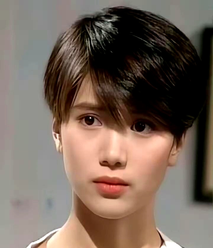 张智霖那句“搂着像摸男人”，话糙理不糙。
袁咏仪自个儿也说了，短发是拍戏逼出来的，早上起来头发炸得跟鸡窝似的，天天洗，烦得要命。
当年《新不了情》那清纯劲儿确实迷倒一片人，《国产凌凌漆》里又飒又狠，可戏拍完，她恨不得立刻留长。
多少女明星被一个经典造型钉死在银幕上，观众不许你变。
袁咏仪倒好，丈夫一