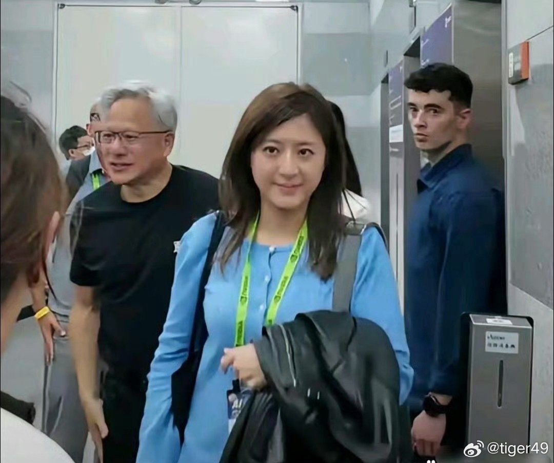 黄仁勋身边这位女助理气质好出众✨

一身简约蓝色衬衫，干练利落，整个人从容大方，职场氛围感直接拉满。
行走在展会现场，举止沉稳，长相温婉大气，颜值与气场双双在线。

能在大佬身边工作，想必能力也是十分出众，又美又有实力真的很加分。
你们觉得这个气质怎么样？

#黄仁勋 #职场女性 #展会现场 ​