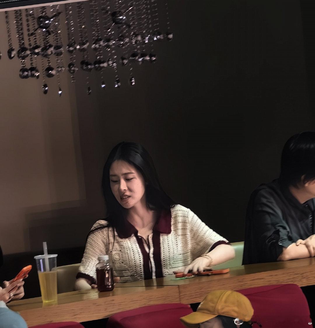 #张碧晨[超话]# 又抓到一张看演出的晨[馋嘴]
#张碧晨送那英演唱会花篮# 
【图源:🍠顾诗哲】 ​