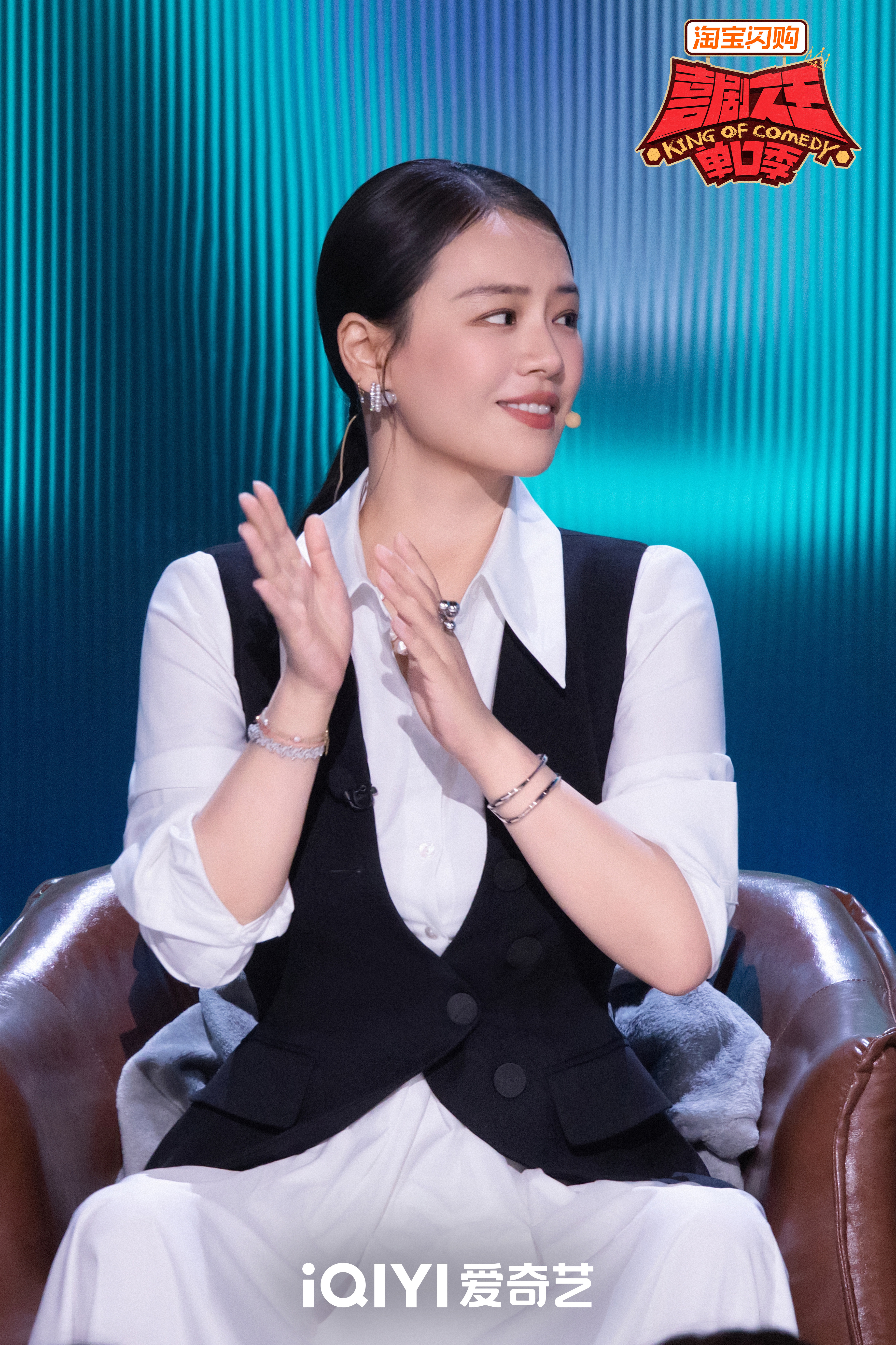 爱奇艺#喜剧之王单口季# 第三季EP09剧照惊喜掉落，气氛组组长（按首字母排序）、飞行气氛组组长、喜单老友陪你一起见证高能对决，台上的全力以赴、台下的真情流露，每一张都是这个夏天最值得珍藏的快乐记忆，每周五周六中午 ​