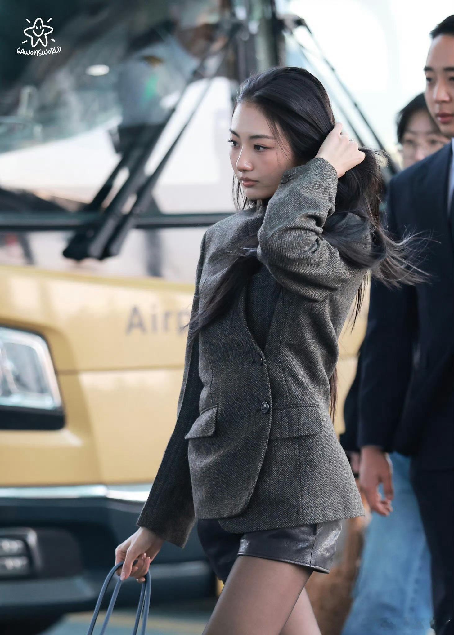 日常私服[超话]  yg新女团meovv成员gawon李嘉元机场私服✈️ 出发时装周 ​​​