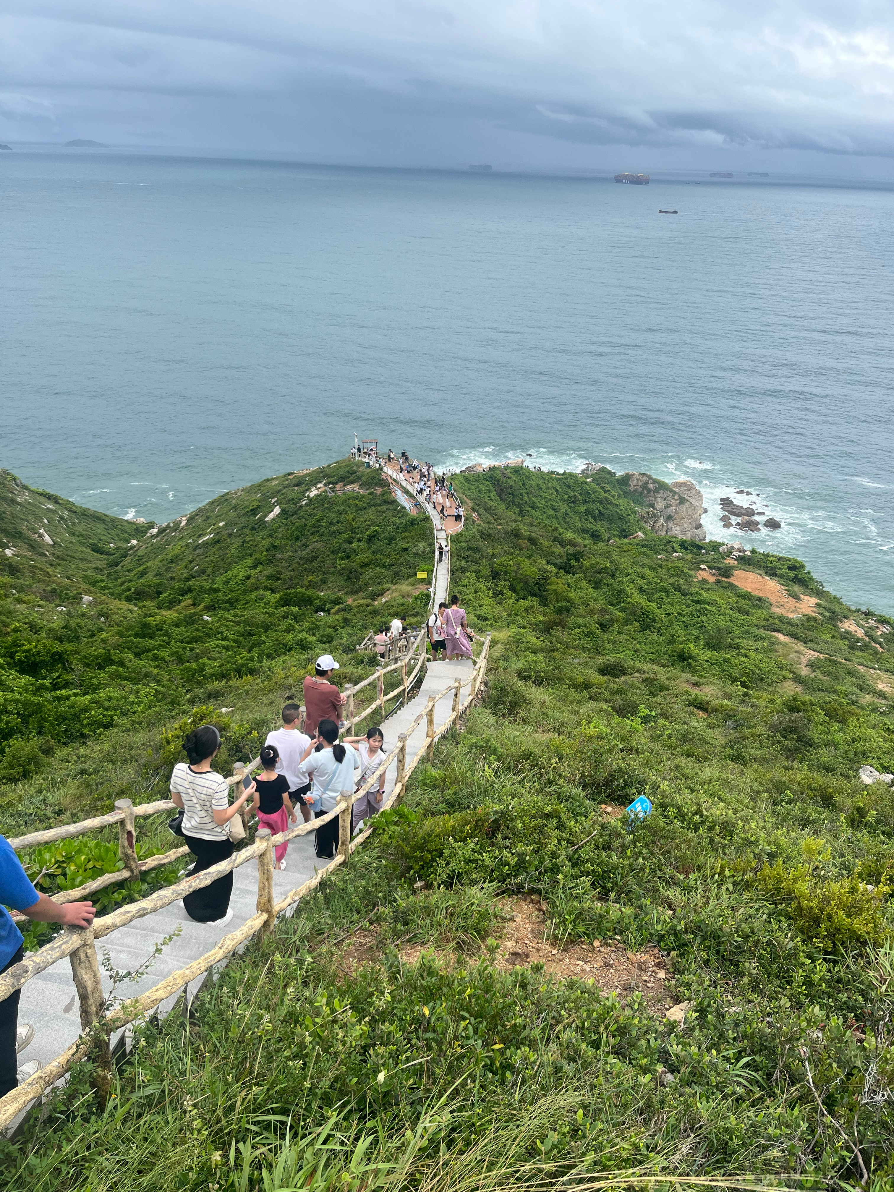 又又又来大鹏啦，这次多了一个伴[赢牛奶]
从天文台走栈道下来，沿着西涌海岸边走⚡
一点多公里走完，伴着海声和细雨🌧️
走到西涌沙滩走不动了[揣手]
沙很细，浪超级大，小李同志玩的不想走[期待]
最后打车回民宿，这次定的民宿非常满意😀 ​
