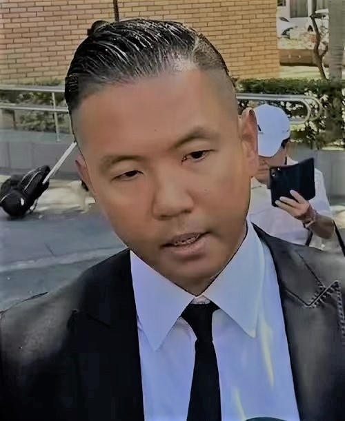 这就是命啊！范玮琪一句话，愣是把陈建州从鬼门关拽了回来。

原本计划9月15号带双胞胎飞名古屋，边出差边玩。范范一句“你那么忙，谁看孩子”，把行程拦下了。结果当天陈建州在台北看球，突发心梗，血管堵了90%，紧急放支架才捡回一条命。要是真飞了，人生地不熟，发病在异国，后果谁敢想？

可这事最扎心的地方
