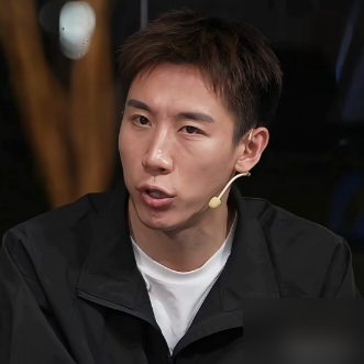 松岛辉空放话五六成功力就能赢中国队，程靖淇直接给男团泼了盆冷水。
他点得特透：王楚钦打张本、松岛都没稳赢的谱。日本整体厚度上来了，咱这边林诗栋外战啥状态，封闭训练出来谁都没底。
三号位更虚，小将碰户上隼辅，排名、技术全不占便宜。
他还提了句球台发涩，得卸力不能硬抡，不然球满台飞。连官网都能把比