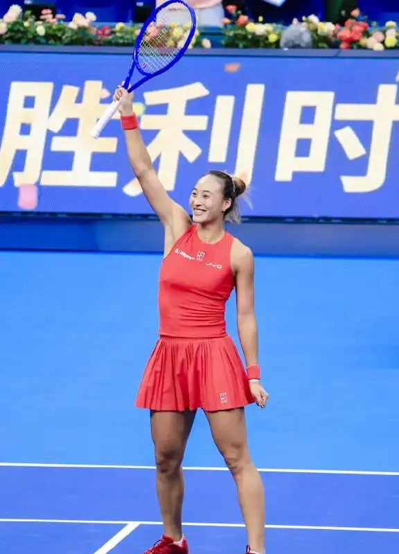 不愧是郑钦文，
就一个变身手势，全网都猜错了两次。

10月5日中网女单第三轮，郑钦文2比1赢了布兹科娃，打了2小时54分。拿下最后一分，她双臂举过头顶交叉，身体往后仰，吼了一声。热搜挂了一天马少女战士，也有人认成C罗那个Siu。她赛后自己给了答案，《神兵小将》，2007年央视首播的国产动画，她说这