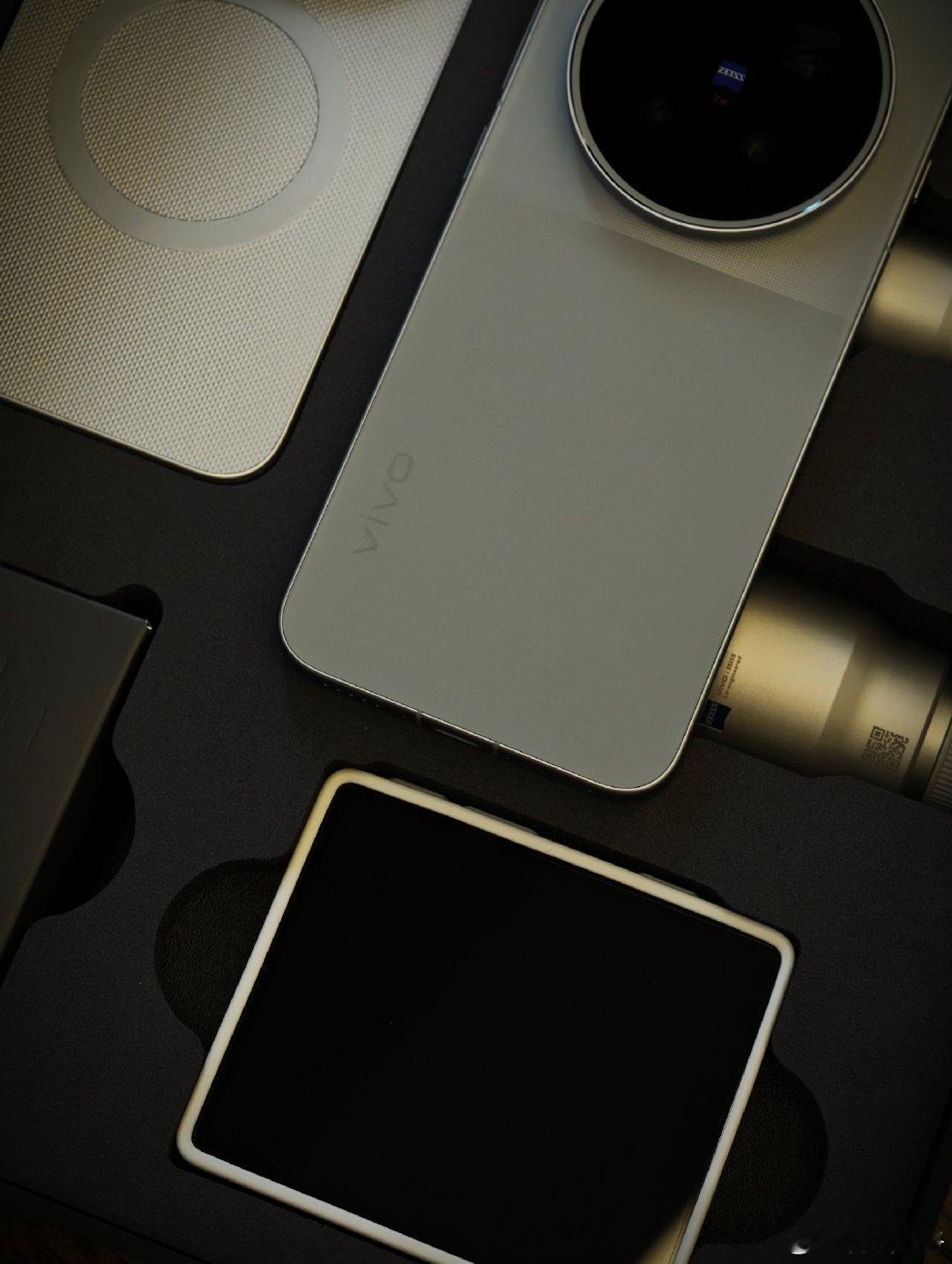 vivo X500 Pro Max玻璃采用冷雕设计，同一种颜色可以在机身不同区域呈现出了拼色效果，配置方面，加持天玑9600 Pro处理器，搭载蓝图自研影像芯片，峰值亮度4400nits 20% APL，加持蔡司大师色彩，色彩管理在线 ​