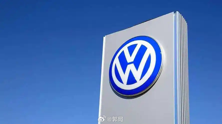 #大众汽车拟裁员5万人史上最大重组#大众集团启动史上最大规模转型，因面临中国新能源车竞争、关税及成本压力，计划全球裁员5万至10万人，并削减产能300万辆（降至900万辆）。虽优先转型避关厂，但已有工厂面临淘汰，引发工会强烈反弹。这折射出德国汽车业在电动化浪潮下的整体困境。
 ​