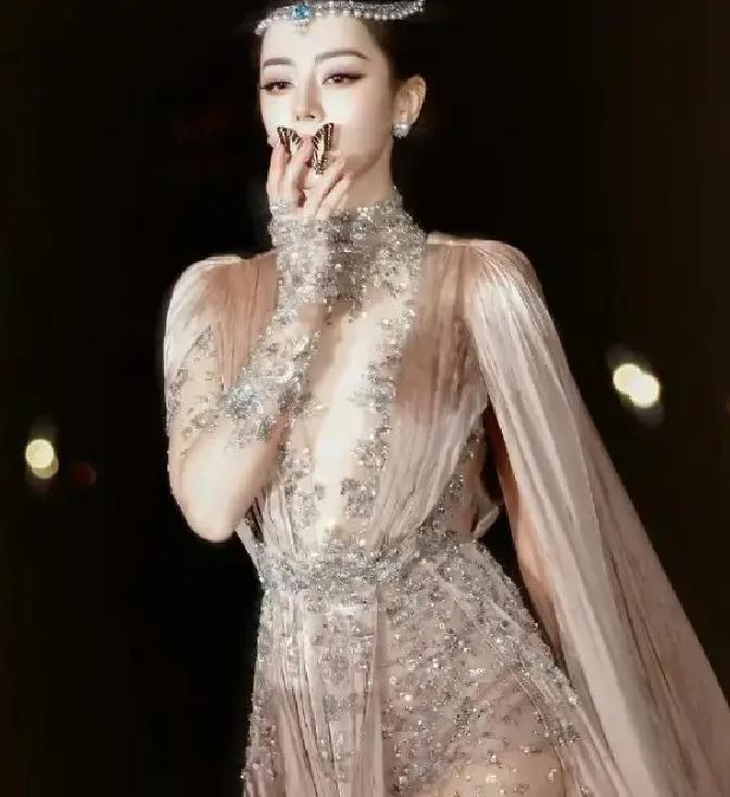 一场时尚盛典的座次表，直接把娱乐圈最现实的生存法则撕开给人看。
20岁的黄多多红毯首秀，穿了件红裙子，原本大大方方的亮相，转眼就被推上风口浪尖。
镜头一帧一帧被截下来审判：笑了一下被说是咧嘴假笑，侧过脸被解读成翻白眼。
可一个头一回面对几十台长枪短炮的新人，表情哪怕真没管理好，至于被骂成这样吗