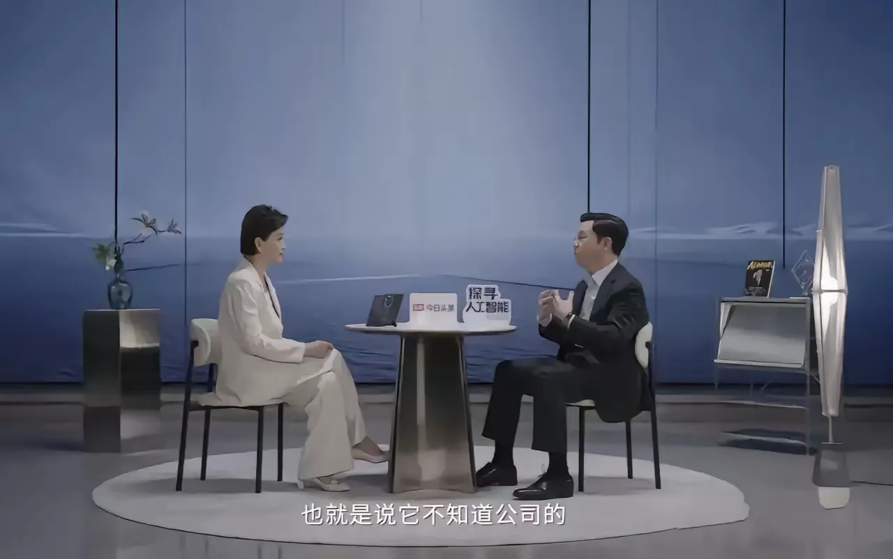 2026世界人工智能大会首次将具身智能独立成馆，汇聚200余家企业、超300台真机亮相，关注点从“炫技式展示”转向真实作业。人形机器人在工厂搬运、拆垛，甚至走进家庭提供陪护服务。全球近18个月内超百亿美元资金涌入物理AI赛道，AI从数字世界迈向物理世界的步伐正在加快。


以华为端侧智能、各大平台大