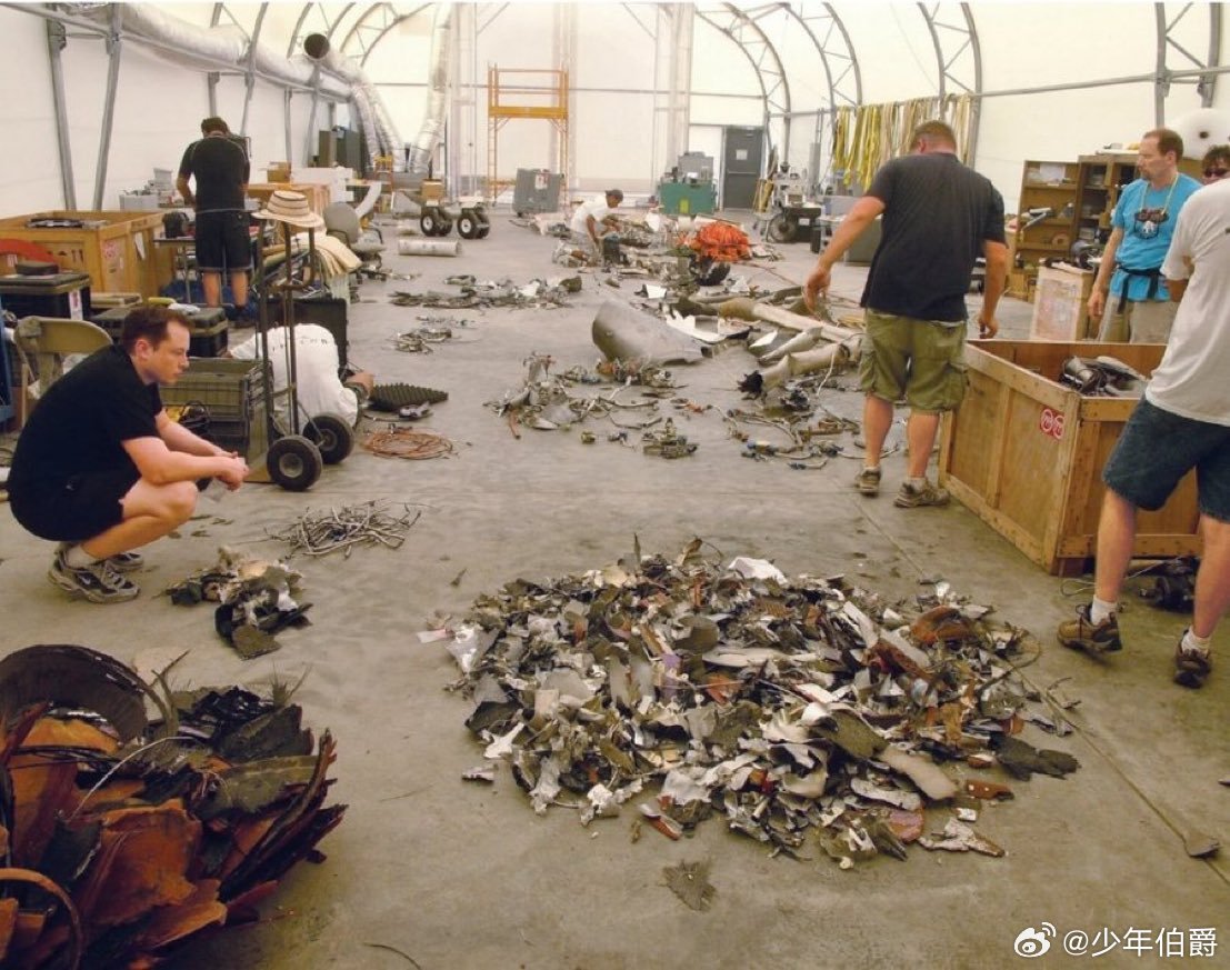 马斯克不是神人，也不是超人，他和普通人一样脆弱，SpaceX创业几乎要了他半条命，前3发猎鹰火箭全都炸了，恰好又遇到了08年的金融危机，融资的路子突然就断了，落魄到与第一任妻子离婚，自己也被迫搬进地下室。人生和事业的双重巨挫，带来了如此巨大的压力，以至于马斯克经常“从噩梦中惊醒、尖叫，身 ​