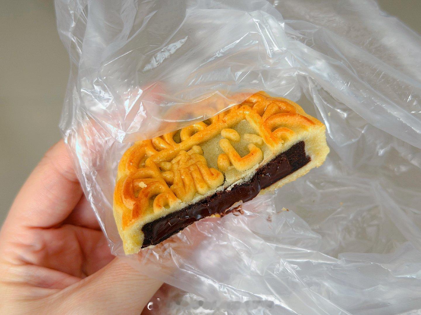 同事给切了半块月饼巧克力流心的好好吃呀[哈哈][哈哈][哈哈] ​​​