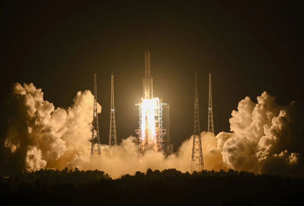 【大国重器命名背后的红色传承】四川大凉山深处的西昌卫星发射基地，一枚枚以“长征”命名的运载火箭奔赴浩瀚宇宙；青岛湾畔的中国人民解放军海军博物馆，我国第一艘核潜艇“长征一号”静静陈列。

一个托举中国航天逐梦寰宇，一个筑牢我国水下国防基石，共同的名字，书写着中国科技的壮阔远征。

习近 ​