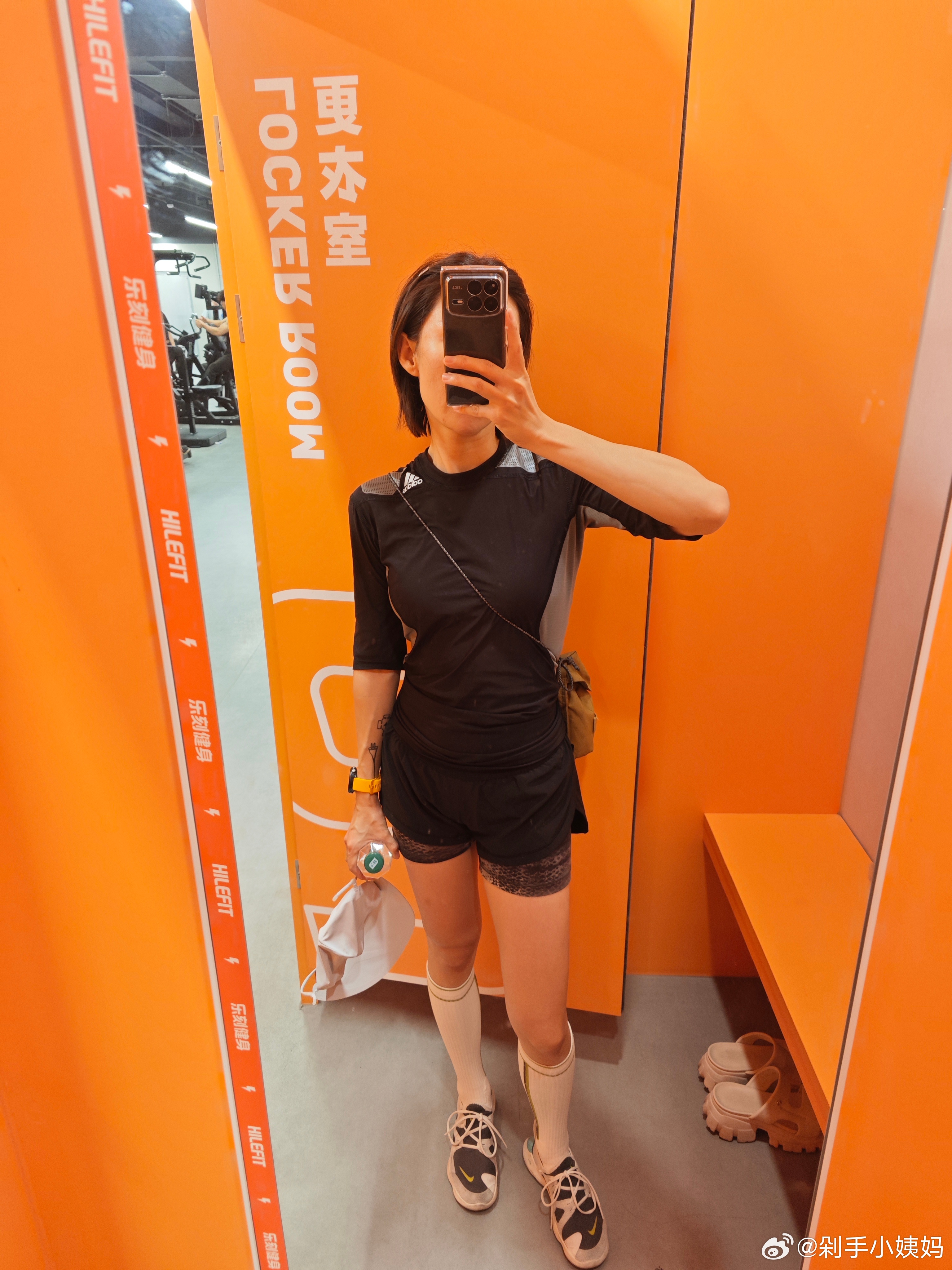我戴着我的佳明闯南走北不论是健身还是晚上睡觉徒步还是骑车基本属于是焊在手腕上了没有出现一点问题唯一的问题就是摘了之后还有一块隐形的白表[哈哈]第一批戴运动手环的受害者出现了 ​​​