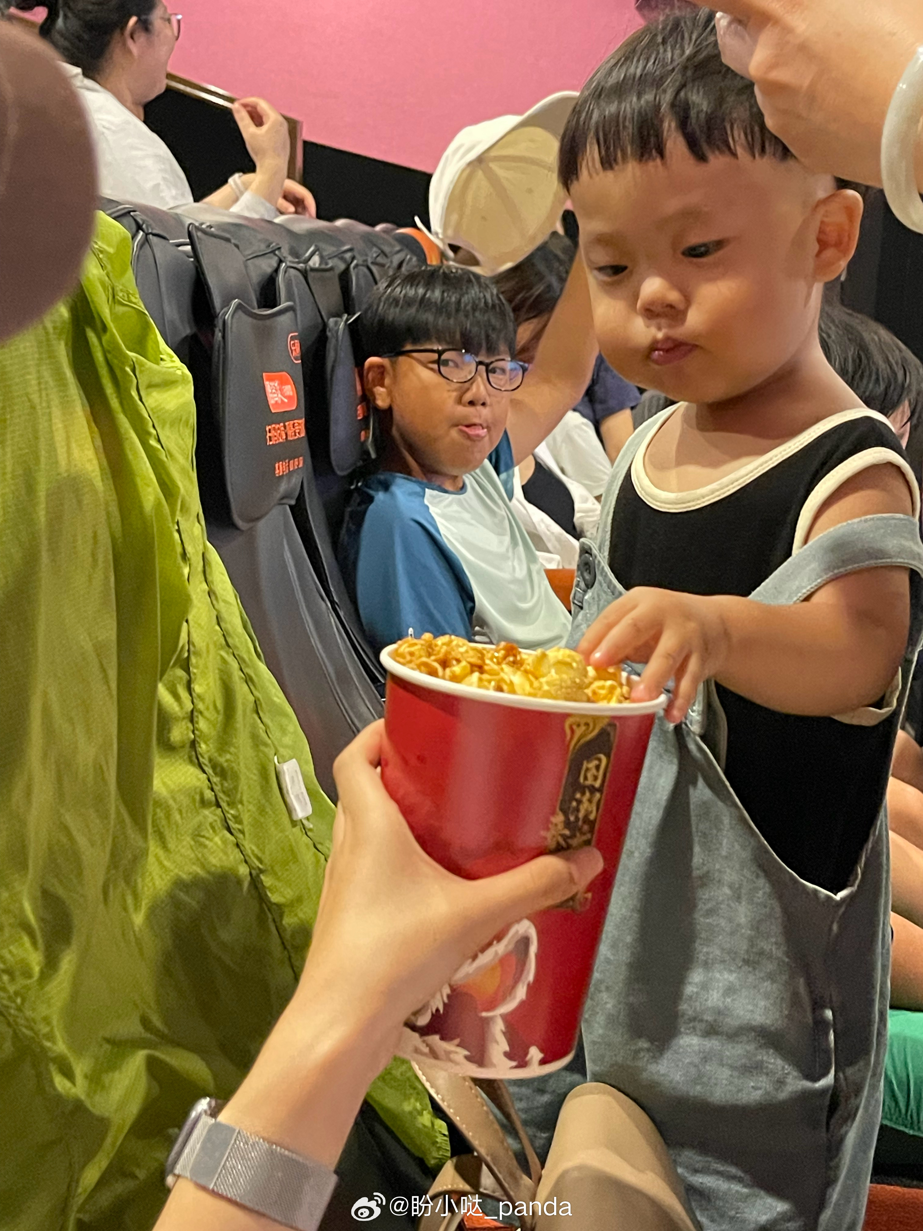 准兄弟的人生第二次看电影～ 1岁看的「疯狂动物城」 2岁（今天）看「玩...