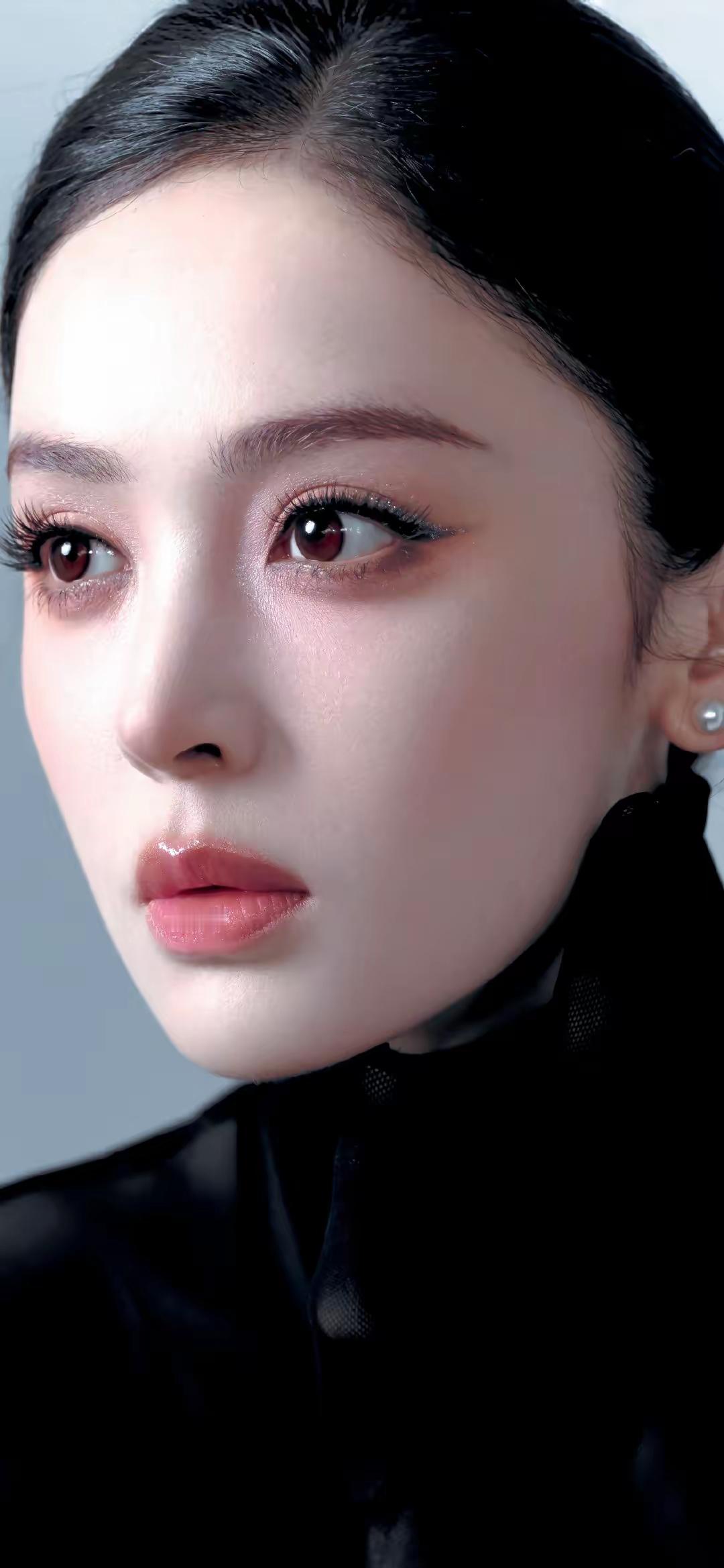 古力娜扎的性感照片简直绝了！她那异域风情的长相，在性感照片里展现得淋漓...