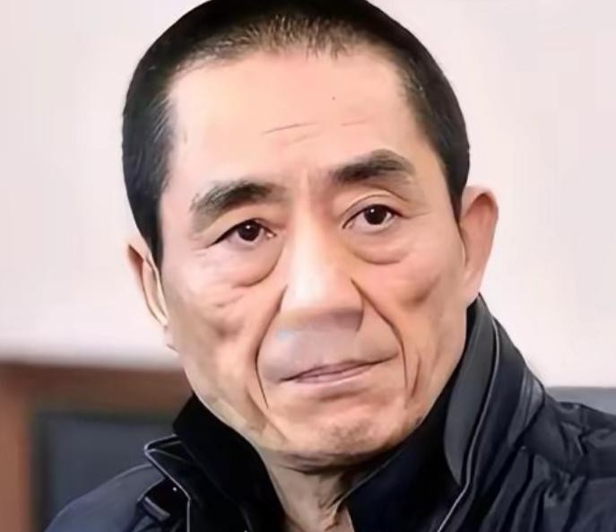 76岁的张艺谋走那几十米红毯都要两个人架着胳膊，那一刻我才明白，名气和财富真买不来一台不生锈的机器。
釜山电影节那段台阶铺得再风光，两分钟的路，老导演一步一步挪过去，看着确实让人心里一沉。
手腕落过毛病，体力也肉眼可见地跟不上。
隔壁同样七十多岁的张纪中也是这副状态，浑身都是老年病，医生天天催