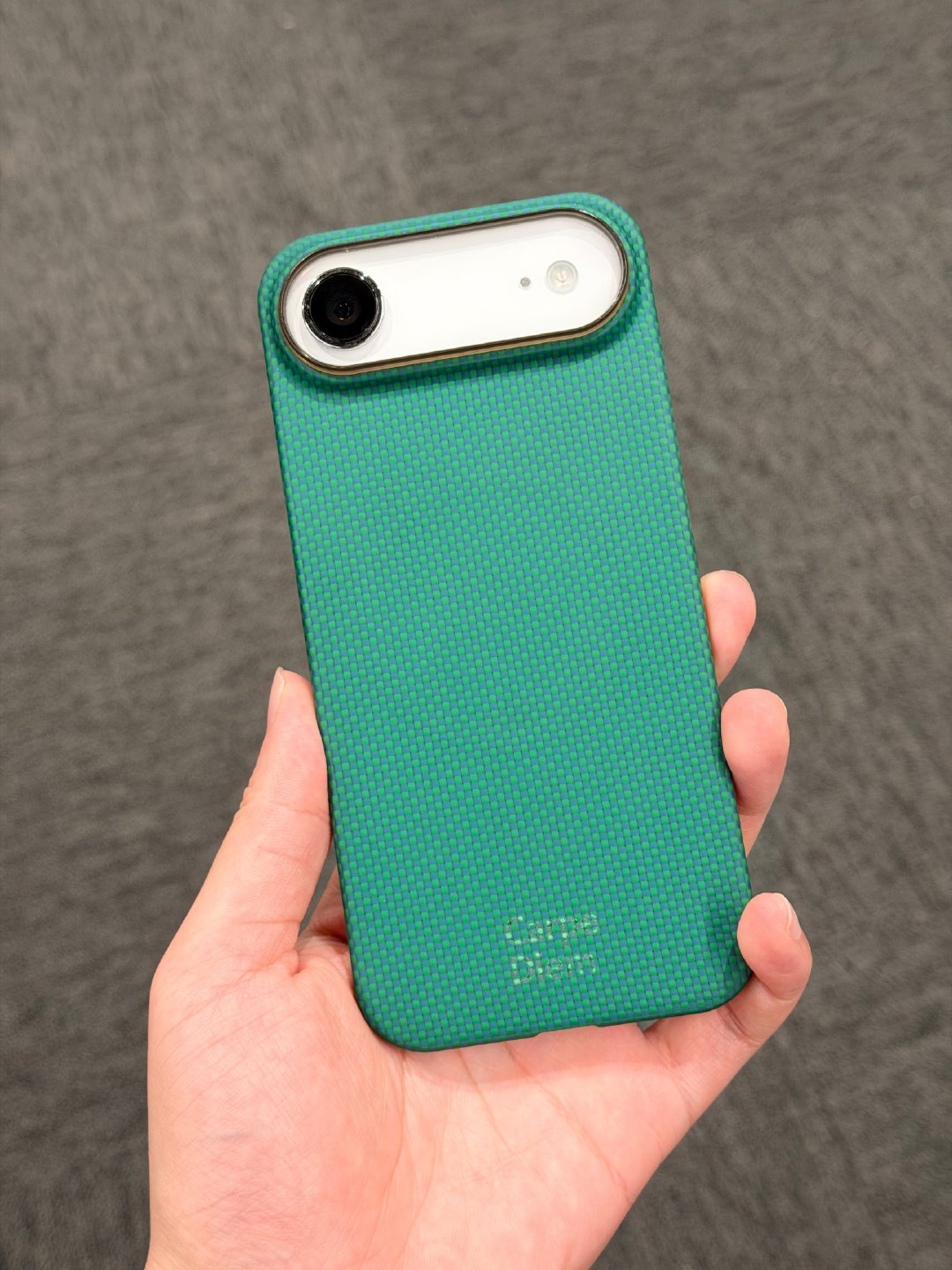 iPhone Air这手机很奇怪，喜欢的人很喜欢，但吐槽的也不少。

我身边很多人都在用Air，也有很多数码博主安卓加Air双持。在大街上也经常能看见，并不是大家所说的销量很差[笑cry] 要不然也不会出二代了#iPhoneAir2再爆料# ​