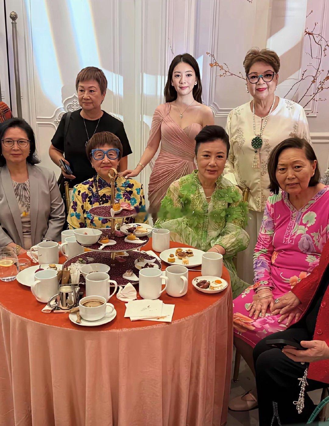 方媛也是顺利进入上层圈子了 ​