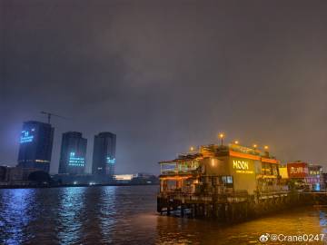 昨夜的小雨，<br />今天的闷热，<br />所有淋过的雨流过的汗，都是自己的