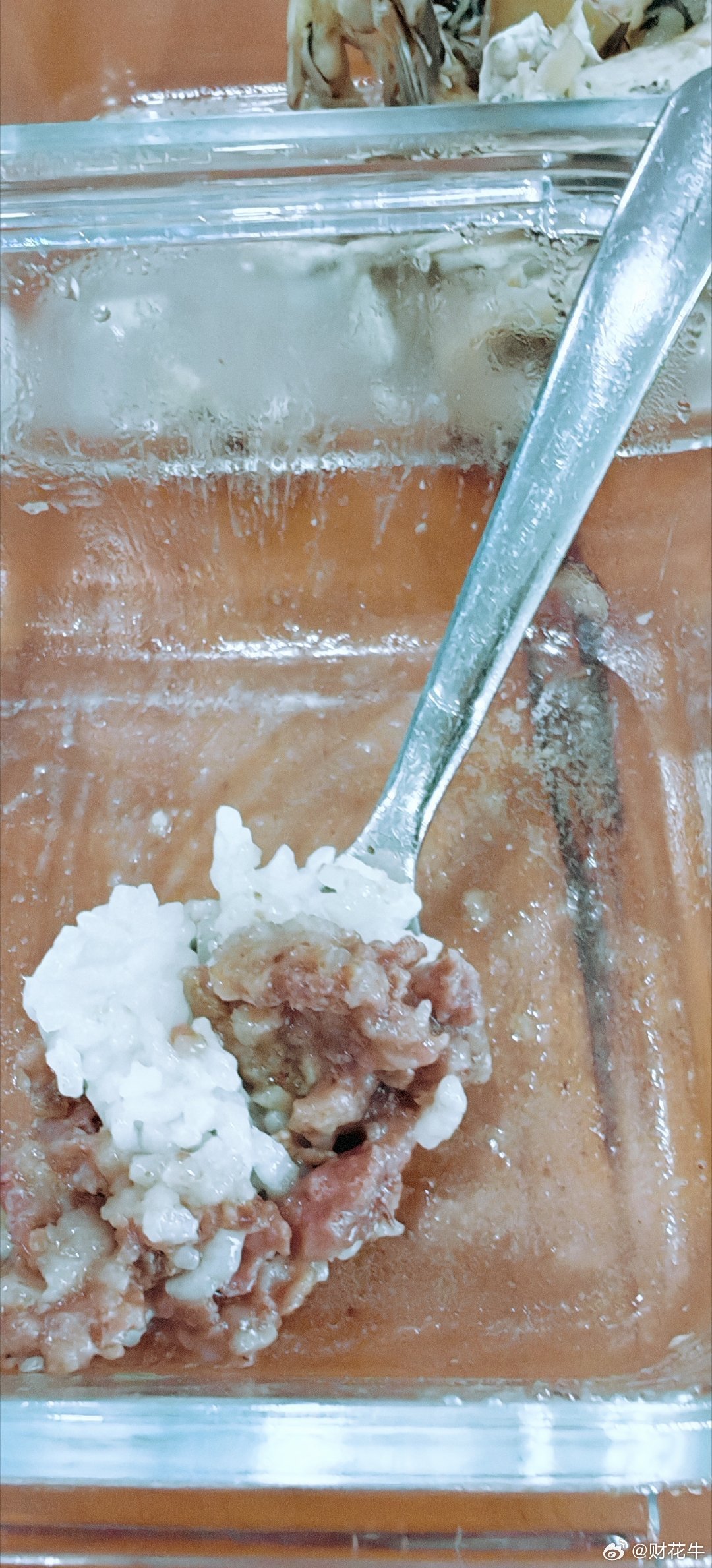 今天便当的菜不是很够，所以我挖了一坨阿姨给小花做的肉酱加到便当里。我刚吃了这个肉酱。这个肉酱是用耗牛肉和淮山碎蒸的，很香很好吃。我女儿吃得很好哦。大牛今早喝了一大杯鲜奶，拉了屎，又去玩了双杠才去的幼儿园。

希望我也能像李连杰那样，说出那句“我女儿生下来就是享福的”。 ​