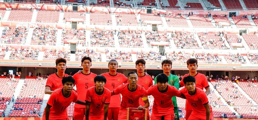 中国男足点球4比3掀翻乌兹别克斯坦，28年等一回拿到亚运铜牌，李昊两扑点球王钰栋轰世界波，这批U23球员能给低谷中的中国足球带来什么？
第90分钟，乌兹别克斯坦球员补射破门，VAR认定有效，比分变成2比2。加时赛没再丢球，点球大战里李昊两次扑出，中国队4比3赢下。这场铜牌战不是顺风局，是两次领先两次