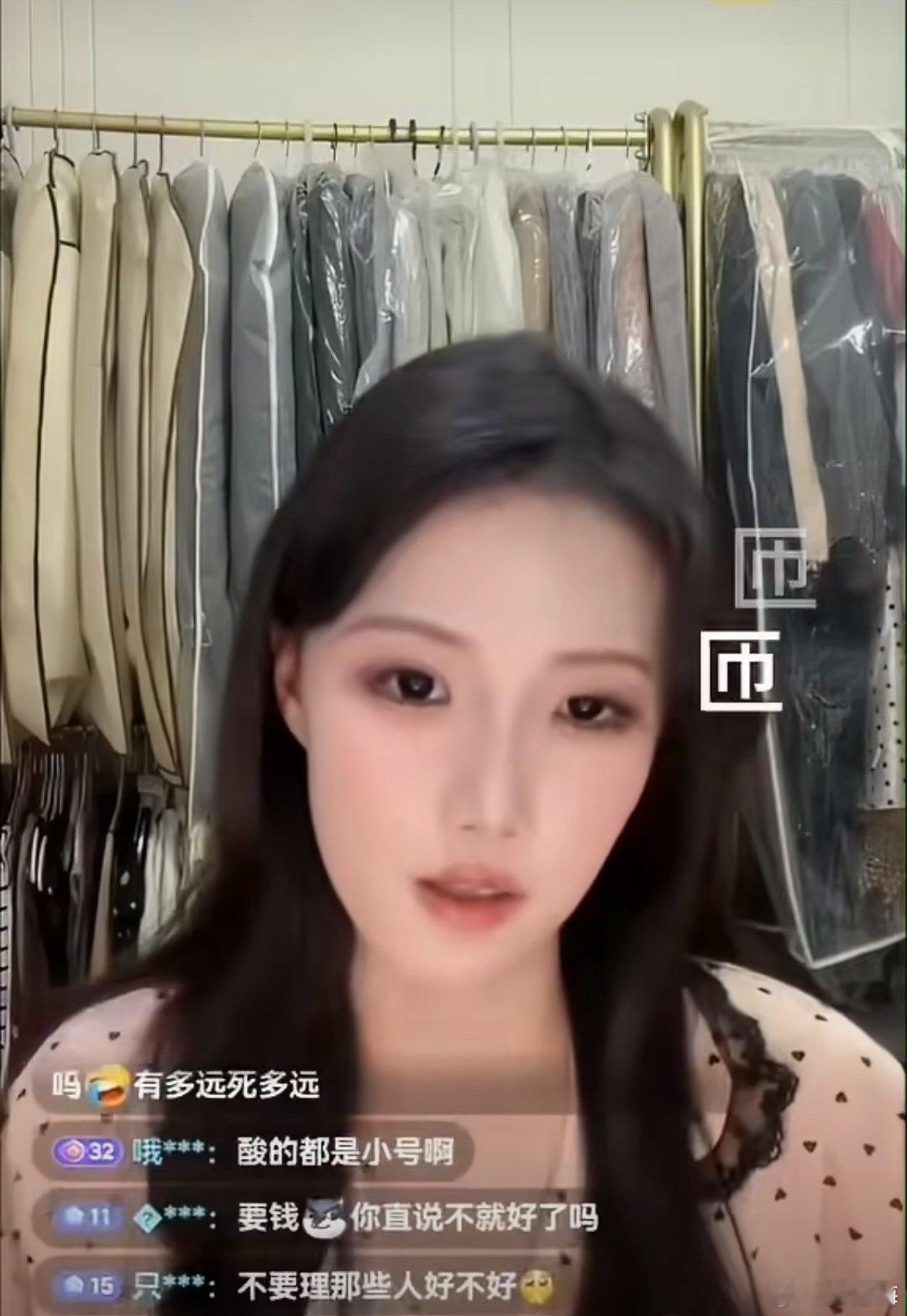 #孩子妈回应让童锦程给儿子买房##童锦程孩子妈直播怒怼网友#直播间不少人质疑她索要房子和钱财，孩子妈直接回怼，称房子是给自己儿子要的，父亲为孩子付出理所应当。 ​