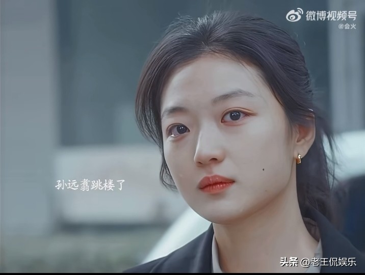 《早春晴朗》迎来全剧最大泪点，温柔的孙远翥终究走向悲剧结局，选择跳楼自尽。他总是温暖善待身边所有人，独自扛下原生家庭的重压与心理病痛，明明在努力接受治疗，却没能熬过内心的黑暗。这个意难平的角色，看哭不少观众，也让人感慨，要多关注身边人的情绪健康