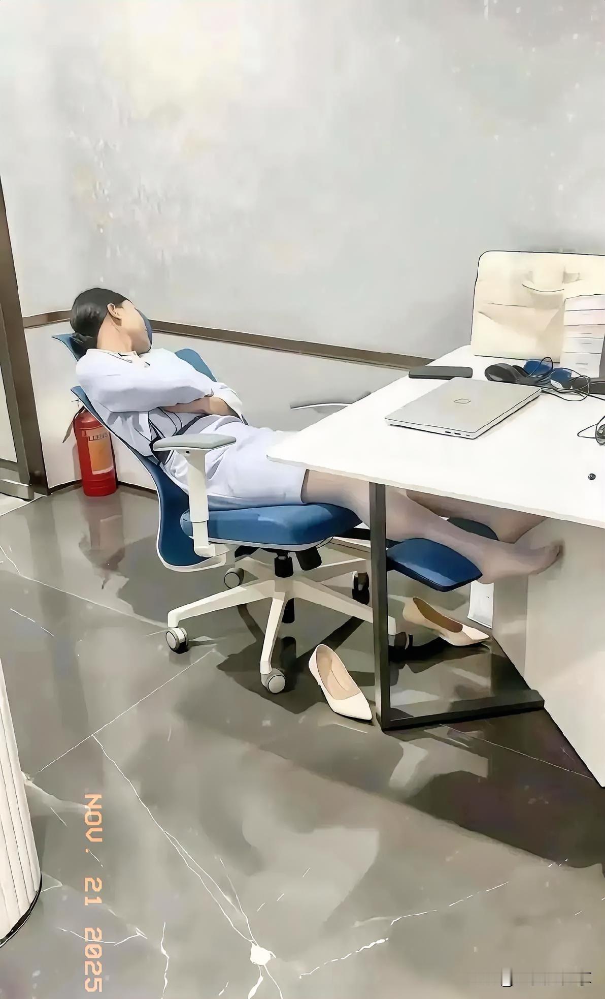 美女护士小姐姐今天值班，是真的累着了啊！ 昨晚上照顾病人，没时间休息...