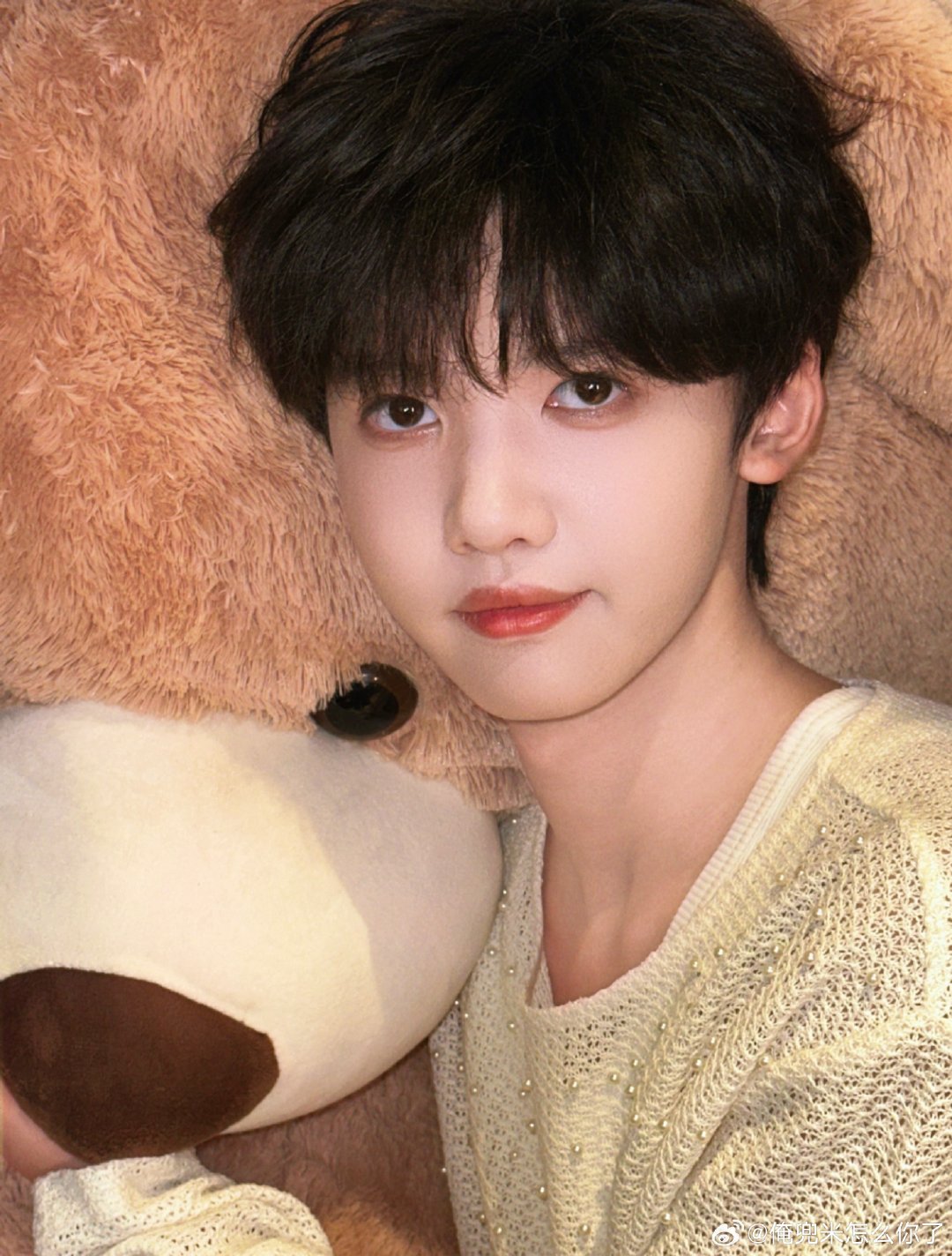 #张奕然#
你是说张奕然吗？你那个舞台消音发现只有他一个人在开麦的张奕然吗？是彩排让ts承认是主唱的张奕然吗？是天使嗓音张奕然吗？是面对ss坚决挡在弟弟们前面开路的张奕然吗？是一直在救助流浪小动物捡回三只小猫咪的张奕然吗？是的就是这个张奕然！ ​