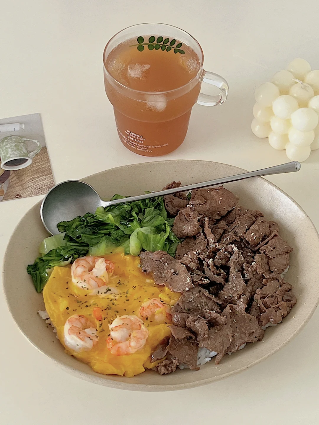 宅家一人食|牛肉生菜虾仁滑蛋盖饭🍱柠檬茶