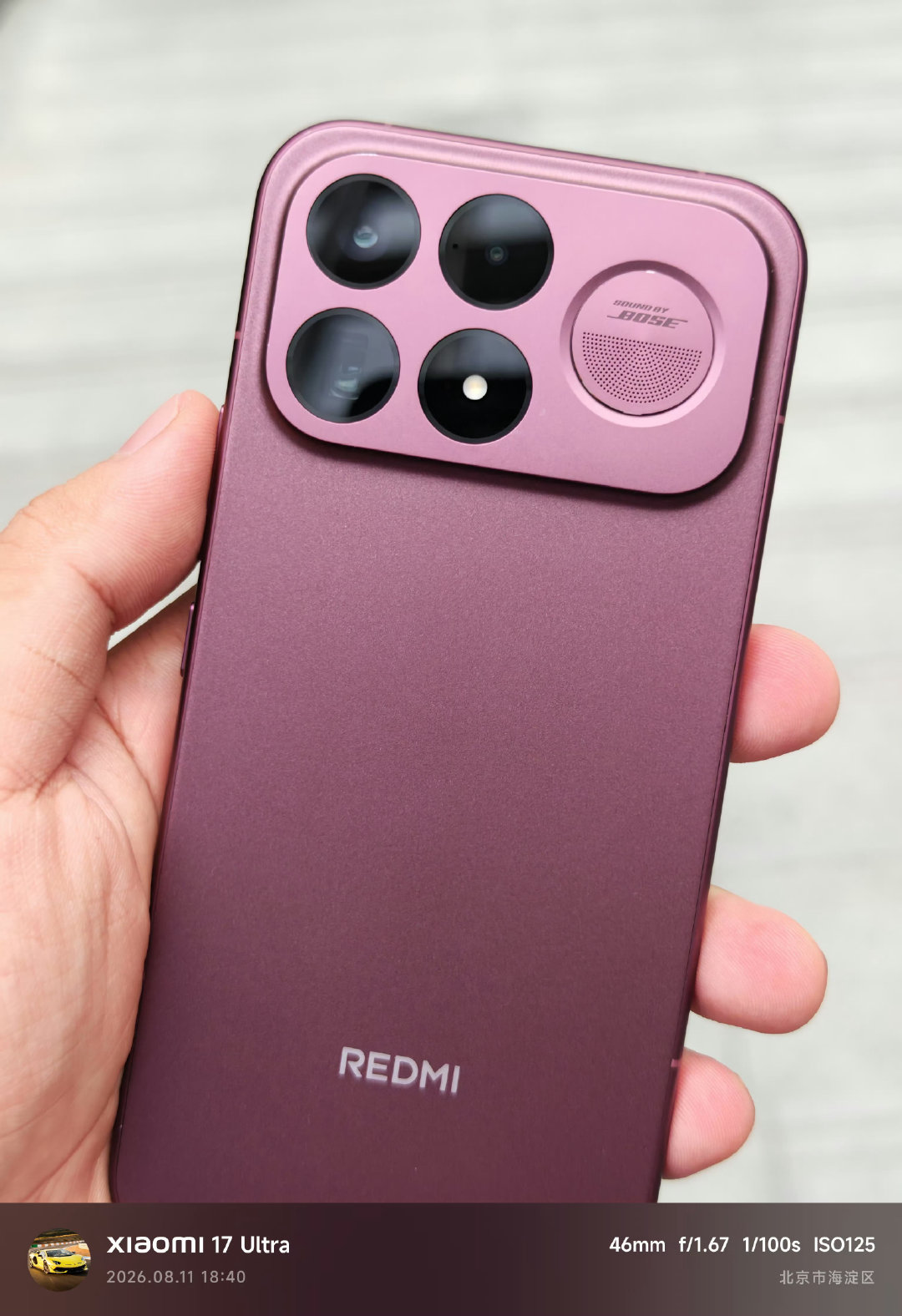 REDMI K100 Pro Max 的设计对比前代 K90 Pro Max 只是小改，但和更早的 K80 Pro 则是完全不同
大家更喜欢 K90/K100 的设计，还是 K80 的设计呢

我个人觉得 K100 无论正面还是背面，都更精致了，尤其是这个赤霞珠红色，确实和果子旗舰新色很像啊 [流鼻血]

#小米双11##红米K100# ​