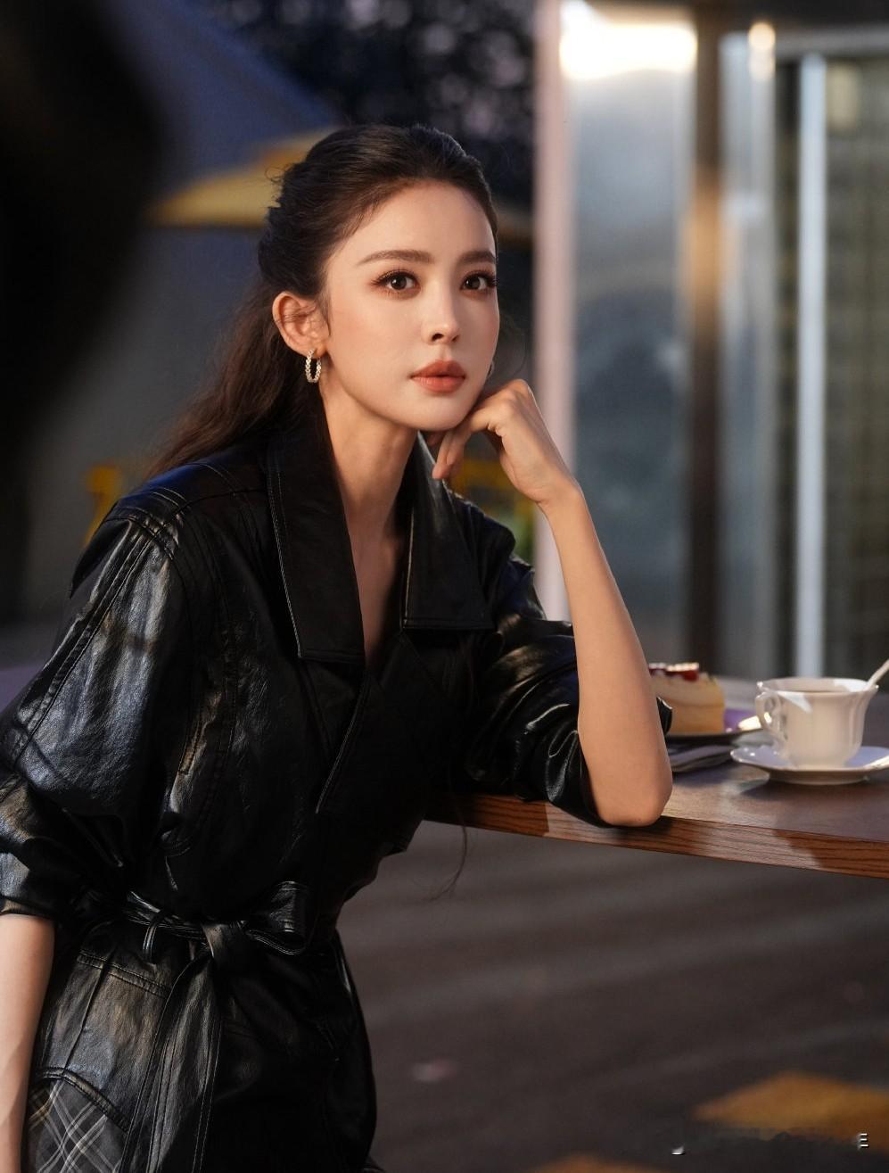 [机智]娜扎五官精致立体，浓颜明艳大气，肩颈线条优越，身形修长纤细，兼具异域美感与清冷气质，身姿舒展，辨识度极高。