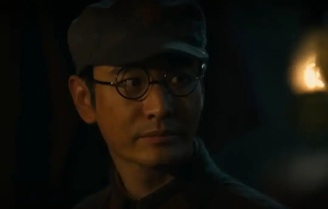 谁能想到，平时总被吐槽带着几分油腻感的黄晓明，这次居然把一个文弱书生给演活了。
在《伟大的长征》里看到瞿秋白井塘会演那场戏，满屏弹幕都在刷“愣是没认出来”。
台上激情昂扬地做着最后动员，台下却是一片近乎决绝的沉静。没有夸张的嚎啕大哭，眼神里全是那种明知前路九死一生、却依然平静赴死的透彻。
那场