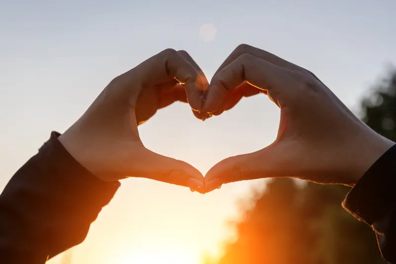 长期不见面，爱大概率会消失。两个人只靠手机维持感情，时间一长，感情就会...