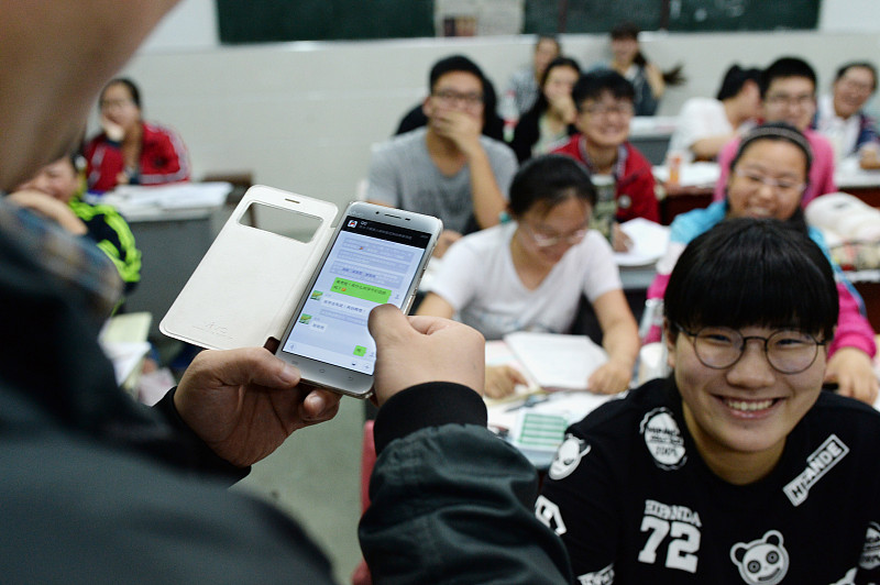 南方医科大学学生坠亡事件反转了。这几天网络上铺天盖地指责导师冷血的言论，硬生生把一位尽责的老师描绘成了逼死学生的魔鬼。直到家属出面澄清和聊天记录曝光，真相才浮出水面，令人惊愕的是，导师其实转账了2.2万元，还苦劝学生不要退学。
作为经常刷新闻的人，我总觉得这起悲剧让人心里发堵。事情的脉络很清晰，起初