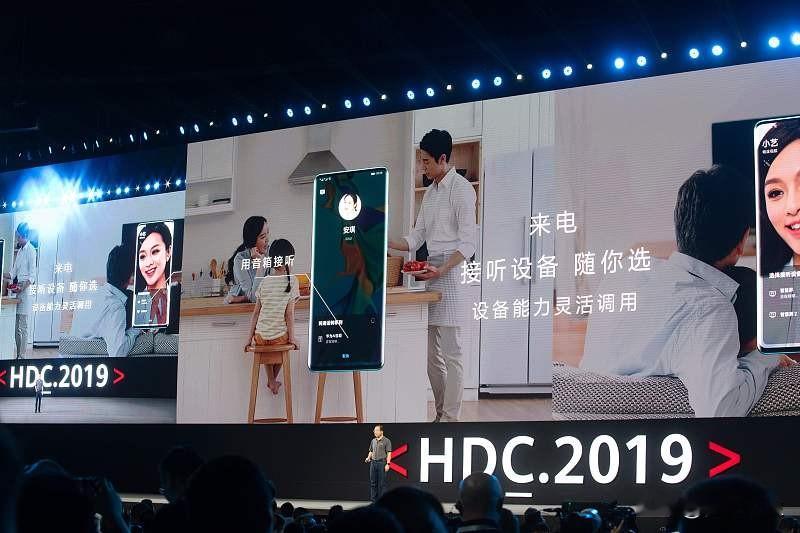 小艺聪明能干又懂我 小艺聪明能干又懂我
之前总觉得手机自带的语音助手都是凑数的，直到最近把小艺用顺手，直接刷新认知。
最早的小艺只能干拨电话、设闹钟这类简单活，得说全指令才动，现在有盘古大模型和鸿蒙底层加持，直接能调动系统两千多项能力，说大白话都能get到点。上次我对着它随口吐槽“周末带娃去郊野