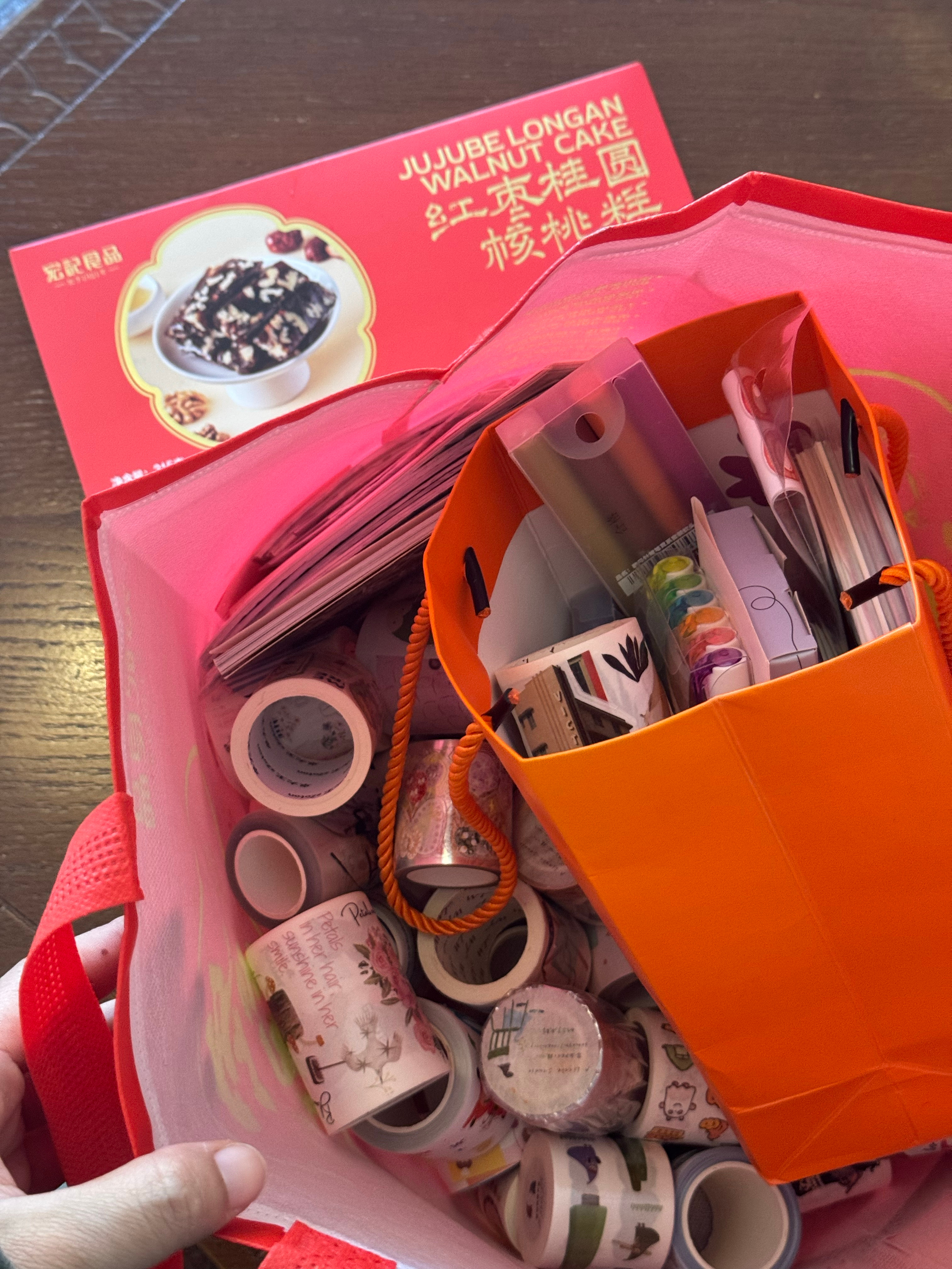 意外收获一兜子手掌素材！
满满一大兜子胶带、内页、贴纸！
想到带着这一兜子回家
小孩姐看到要开心到疯！

又想到姐姐开心得太大声，
弟弟又会不自觉失落，小脸耷拉着，
不是因为他是小孩，这就是人本性咯。
别人满的时候，再看看自己就会觉得有点空…

所以，到时候先放我房间里，单独告诉她。
让她 ​