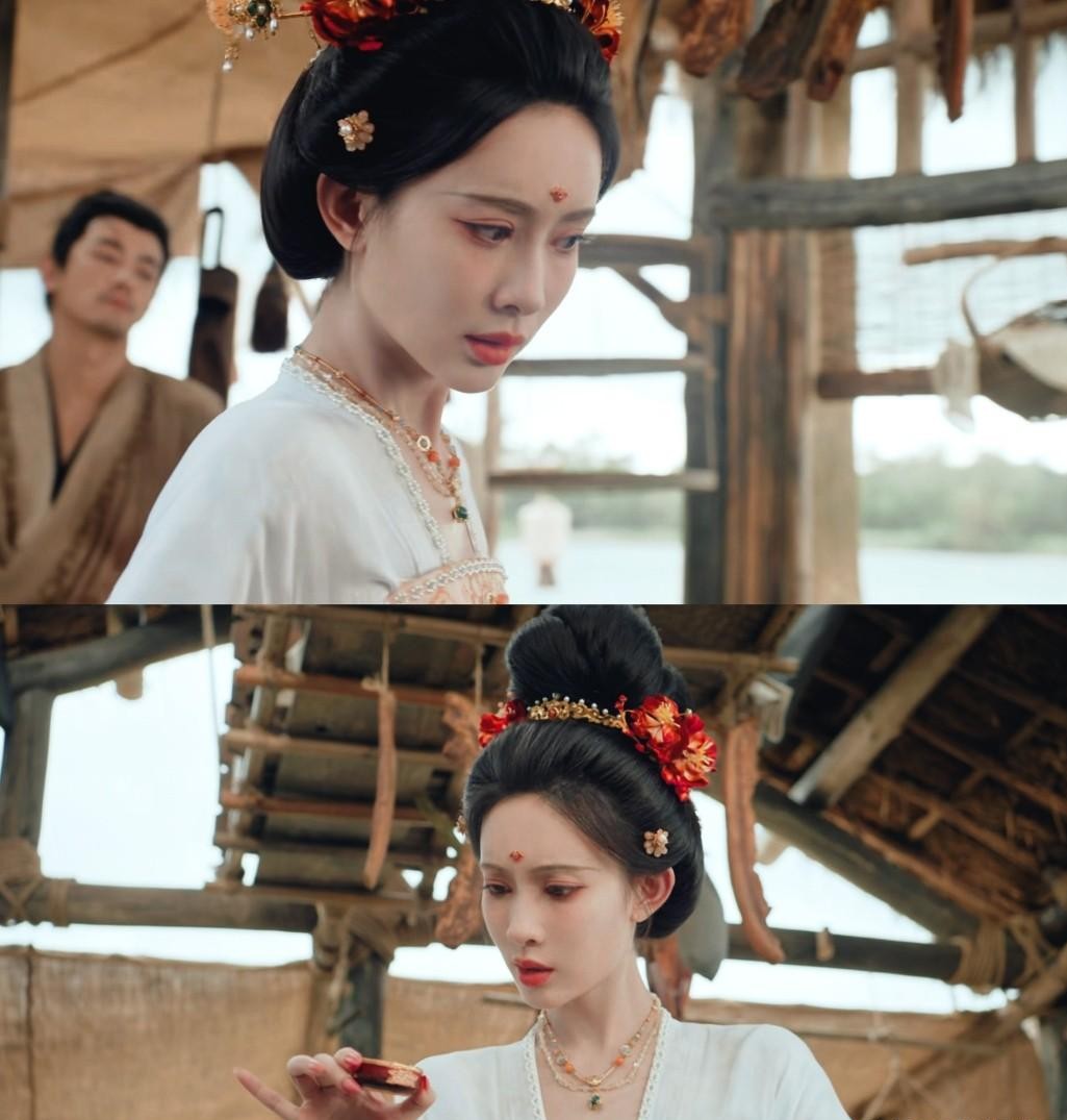 连刷四集《尚公主》，我算是彻底看明白了，这根本不是正经古装权谋剧，分明是给CP粉定制的超长恋爱MV。
开播前营销铺得天花板高，一上线直接原型毕露。
古偶剧最忌讳的就是开局没主线、没悬念。
这部剧倒好，男女主角到底要干啥、有什么搞权谋的目标，观众硬是看懵了，只见镜头整天转圈圈、慢动作对视、强行肢