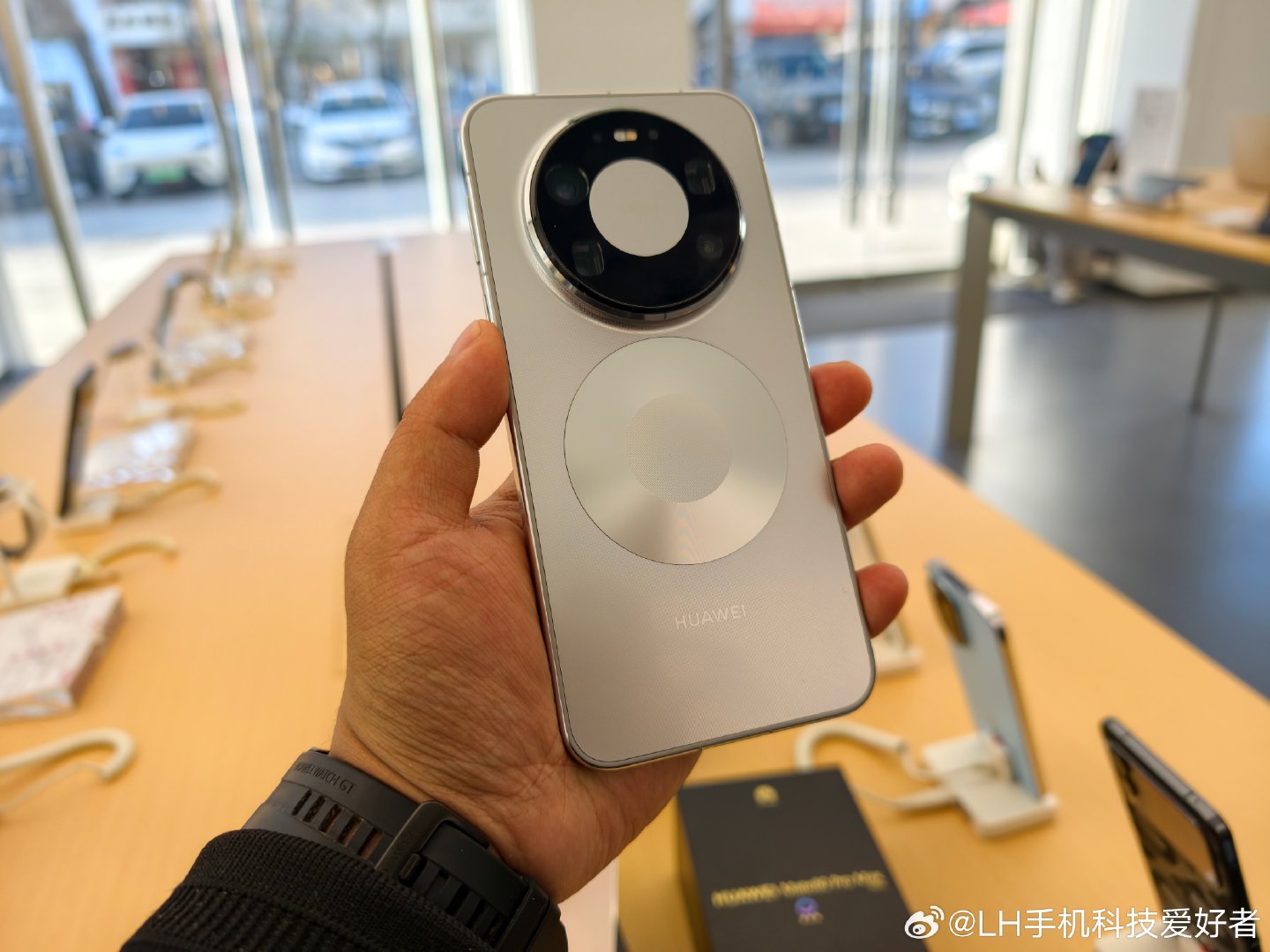 #华为Mate90 定价#华为Mate80系列卖了900万台成绩很不错，华为肯定也会趁热打铁，把新产品做好。不过，考虑到今年内存疯狂涨价，华为Mate90系列想要保持原价很难。但我觉得华为可能会给出一些惊喜，比如走量的版本给一个诚意价。那么问题来了，大家觉得定价多少合适？ ​