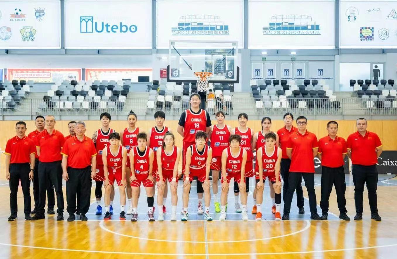 2026女篮世界杯即将在德国柏林揭开战幕！中国女篮将于9月4日正式踏上世界杯征程，小组赛首轮对手为实力强大的美国女篮。队员们在接受采访时表示，希望在面对美国队时能够打得更加自如，全力以赴冲击对手。
世界杯开赛前，中国女篮与西班牙女篮、法国女篮等先后进行了几场热身赛。在与西班牙女篮的比赛中，张子宇砍下