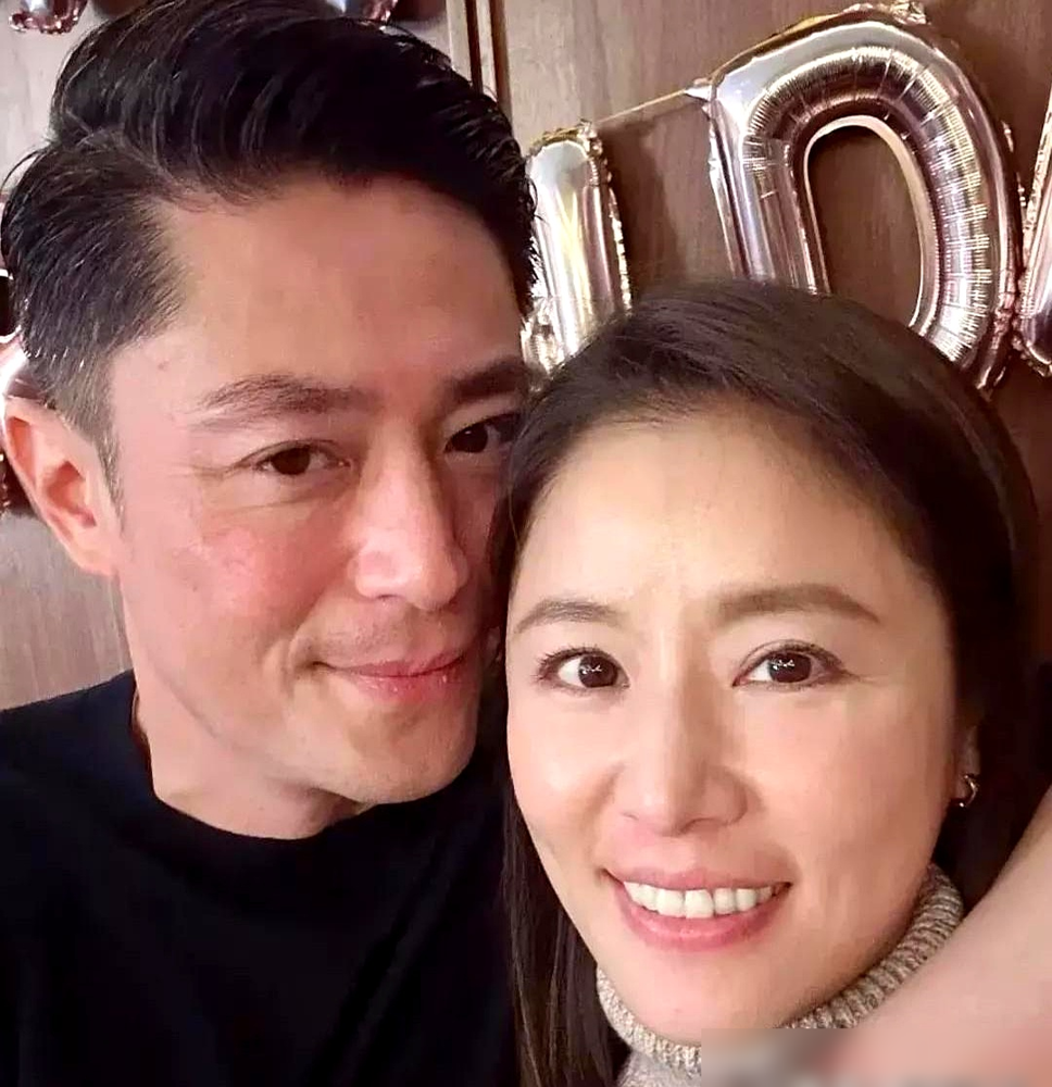陈意涵发烧，许富翔端水喂药，她吃完倒头就睡，他收拾完碗筷，还把第二天要穿的袜子叠好放床边。
弹幕都在刷这是什么神仙老公，但镜头一转，林心如在家冷着脸等霍建华剥虾。
许富翔长相平平，陈意涵却说他越看越帅，搬新家她对着他跳舞，他就在旁边笑，眼睛没离开过。
煮泡面吵架，谁也不说话，最后他先开口：面坨