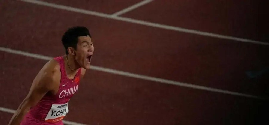 名古屋雨夜20岁小伙打脸日本冠军！陈圆将13秒15抢回中国丢了8年的110米栏金牌，他怒吼：谁是第一？是我！
热身时两位日本选手对陈圆将的打招呼视而不见，赛前日本媒体早已把金牌挂在了村竹拉希德的头像旁。这个20岁山东小伙把火气全憋进了起跑器里。
客场雨战，前三栏落后如何翻盘？
陈圆将起跑反应0.14