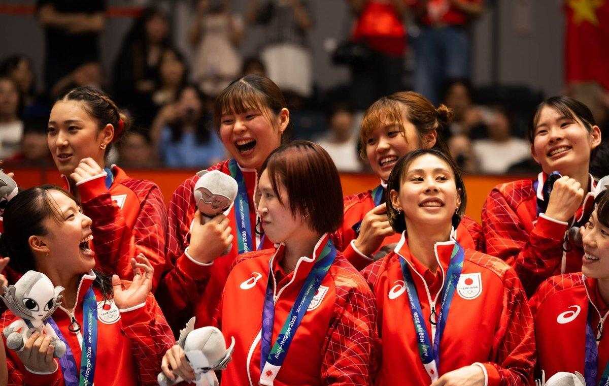 输球后连笑都是罪？日本女排银牌背后，是连“喘口气”都不被允许的窒息！
亚运会决赛日本女排0比3输给中国，第三局一度10比2领先、最大分差拉到8分，硬生生被翻盘。赛后合影里队员们举着银牌笑了，日本球迷不干了——赢不了球你笑什么？主攻佐藤淑乃在Instagram上写了一段话，说收到了大量“否定选手的话”
