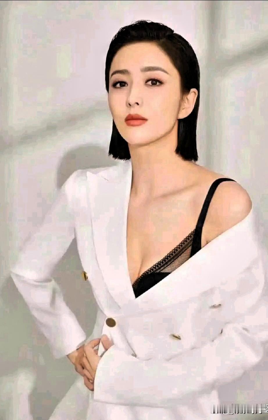 佟丽娅黑裙杀疯啦！ 佟丽娅11月最新写真直接封神。一袭黑色抹胸鱼尾裙...