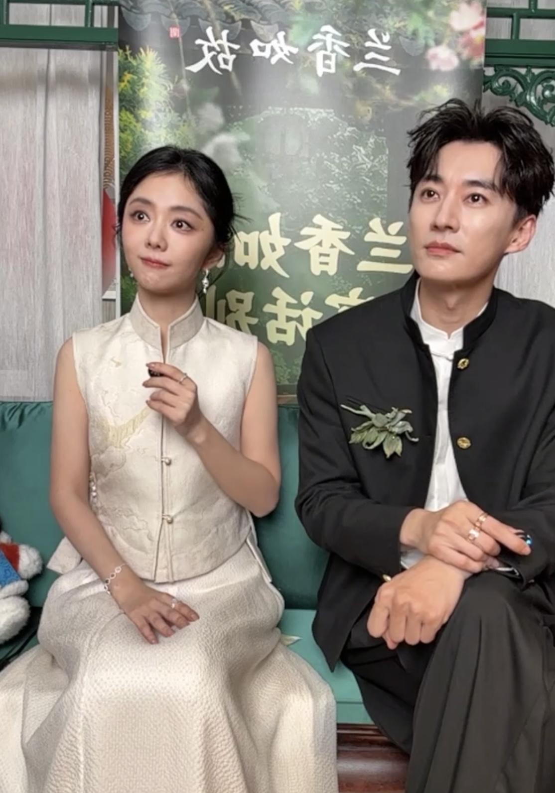 谭松韵在《兰香如故》收官局夸刘学义“认真又能吃苦”，很多人还以为这只是搭档之间的体面互捧。
可细看片场那些边角料，拍个水戏提前半个月断碳水、连着几天不怎么喝水，整个人脱水到在池子里快漂起来，这算对自己够狠。
让人心里不是滋味的在后头。他人都在水里发虚了，眼睛还得替剧组盯着现场的灯光、调着站位，嘴