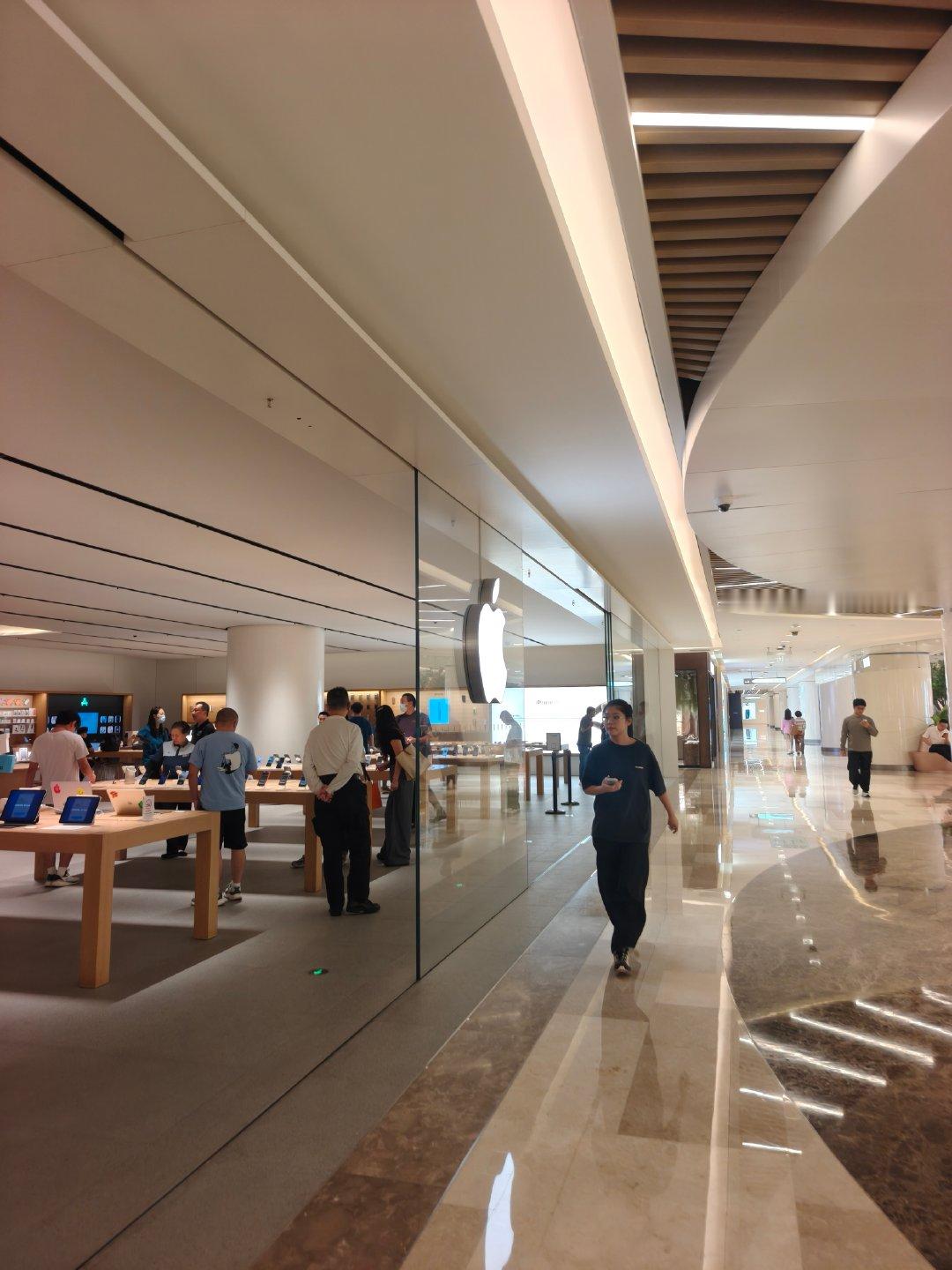 来Apple苹果武汉看了下，目前还没有iPhone Duo和18 Pro系列的展机。

工作人员说，iPhone Duo展机要等到10月23号，iPhone 18 Pro系列展机要等到9月18号。 ​